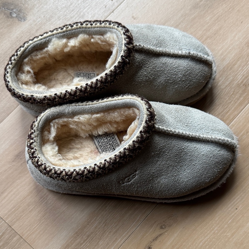 Cozy Beige Suede Slippe